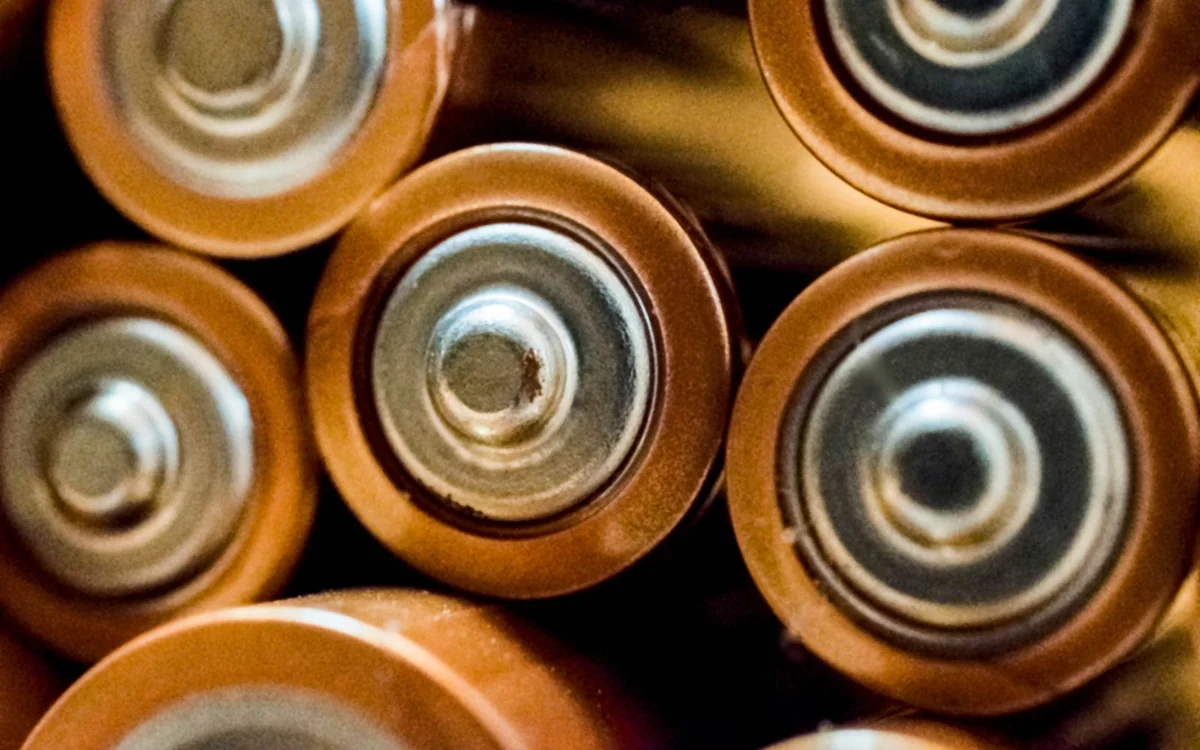 Zbliżenie na styki i górne bieguny kilku baterii AA