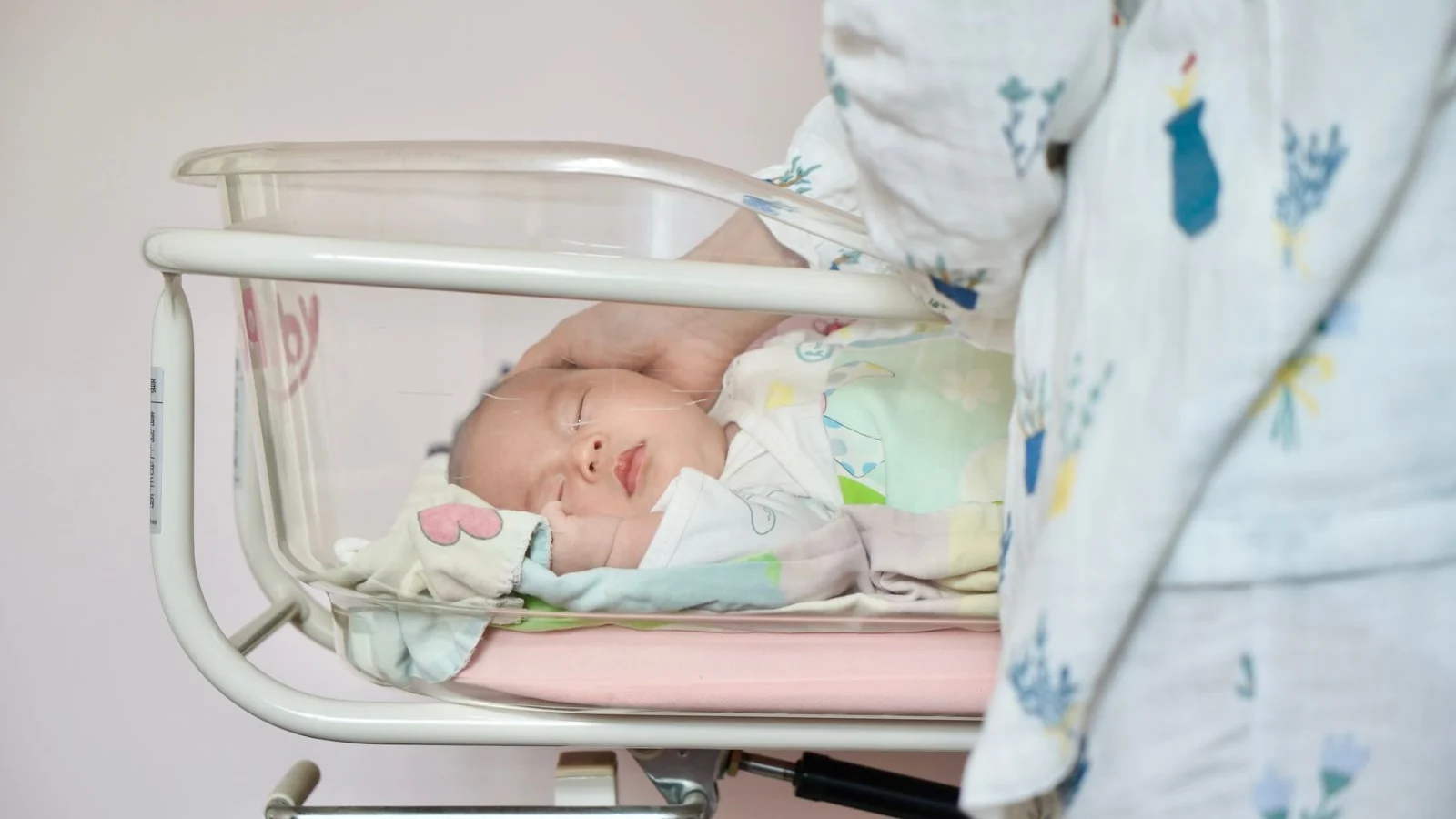 Śpiący noworodek w pustym, bezpiecznym łóżeczku