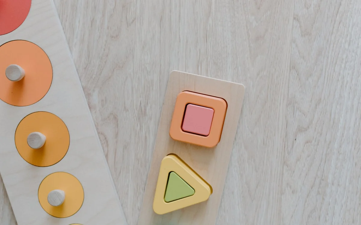 Drewniana układanka z kolorowymi figurami geometrycznymi na jasnej podłodze
